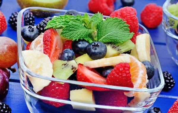 Ensalada Frutas Colores Tazón Transparente Sobre Una Mesa Madera — Foto de Stock