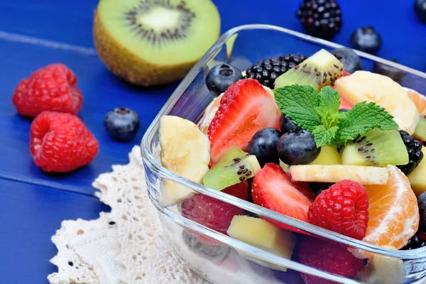 Cuenco Ensalada Frutas Frescas Saludables Sobre Fondo Madera Azul — Foto de Stock