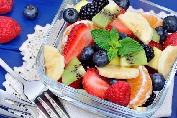 Ensalada Con Frutas Bayas Frescas Tazón Transparente Sobre Mesa — Foto de Stock