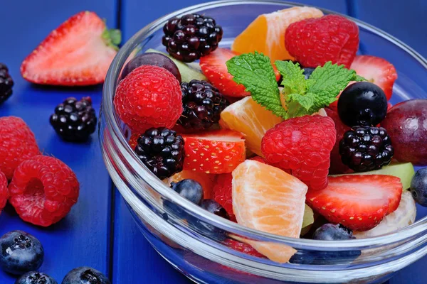 Tigela Salada Frutas Frescas Saudáveis Uma Tigela Transparente Mesa — Fotografia de Stock