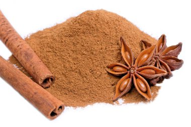 Yakın toz tarçın ve sopa ile Yıldız anason beyaz arka plan üzerinde