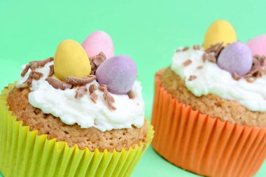 Yeşil zemin üzerine çikolata yumurta ile cupcakes, yakın çekim