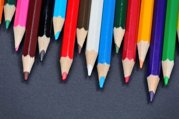 Siyah Arka Plan Üzerinde Renkli Kalemler Yakın Çekim — Stok fotoğraf