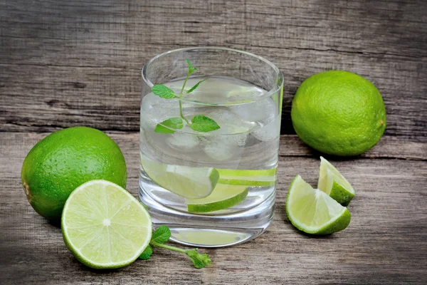 Glass Water Lime Wooden Table — Stock Photo, Image