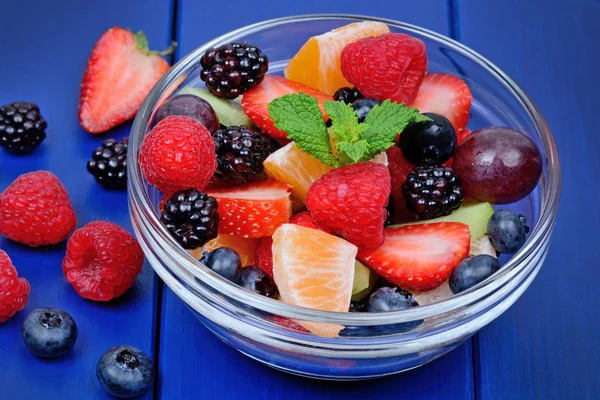 Deliciosa Ensalada Frutas Tazón Sobre Una Mesa Madera Azul — Foto de Stock