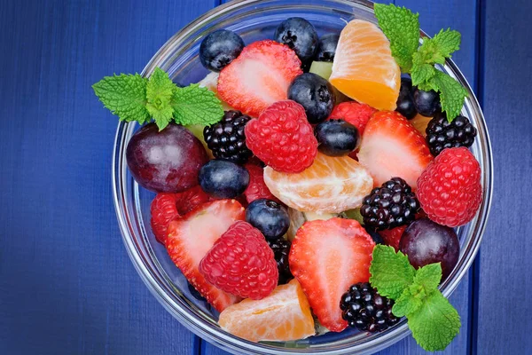 Deliciosas Frutas Frescas Tazón Tazón Transparente Sobre Una Mesa Madera — Foto de Stock