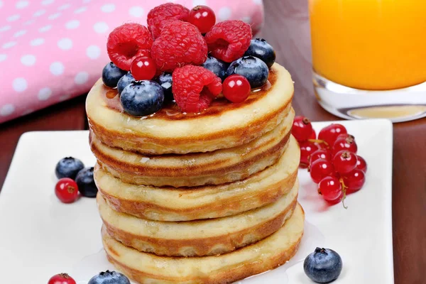 Apilado Panqueques Plato Con Bayas Frescas Jugo Naranja Mesa Madera — Foto de Stock