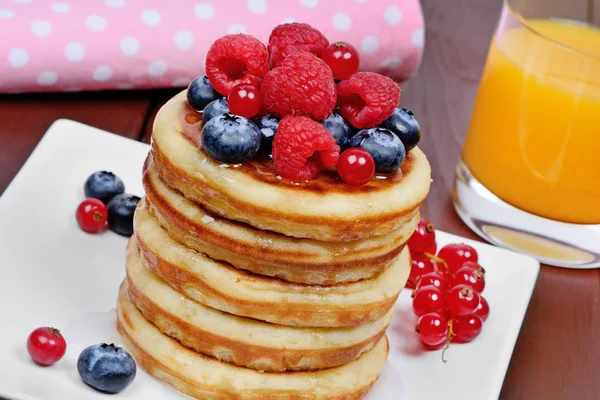 Deliciosos Panqueques Con Bayas Plato Jugo Naranja Una Mesa Madera — Foto de Stock