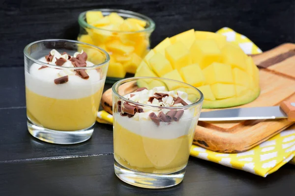 Mousse di mango in barattoli di vetro sul tavolo — Foto Stock