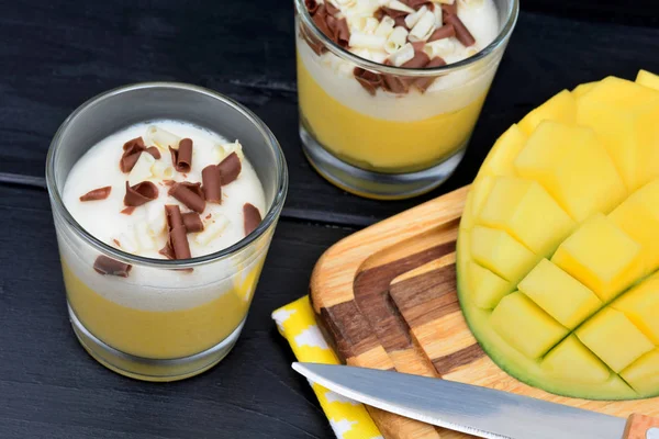 Mousse di mango con cioccolato in un barattolo di bicchieri sul tavolo — Foto Stock