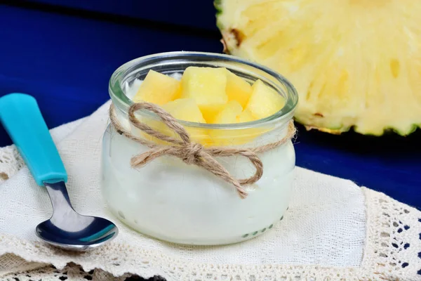 Vaso di vetro con yogurt greco e cubetti di ananas — Foto Stock