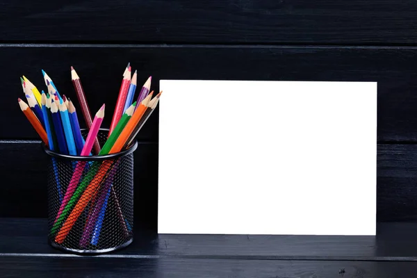 Papel vazio com lápis coloridos em uma mesa de madeira — Fotografia de Stock