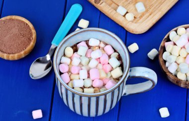 Masada mini renkli marshmallows kış içeceği ile sıcak çikolata