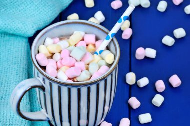 Masada mini marshmallows kış içeceği ile sıcak çikolata
