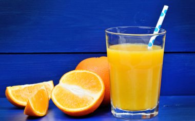 Ahşap masa üzerinde portakal suyu ile cam