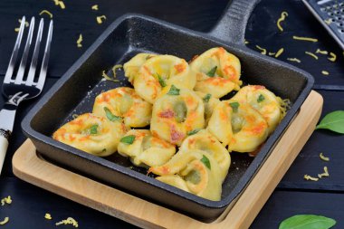 Bir tavada İtalyan geleneksel tortellini makarna 
