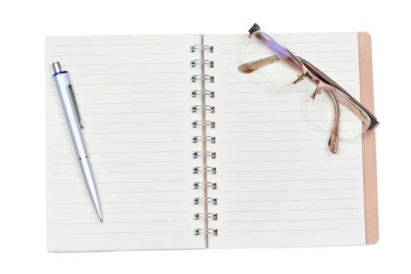 Caderno vazio com caneta e óculos sobre fundo branco — Fotografia de Stock