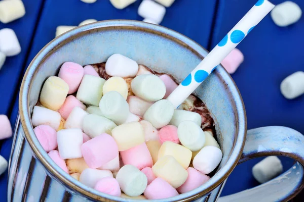 热巧克力与迷你五颜六色的棉花糖在桌子上的杯子 — 图库照片