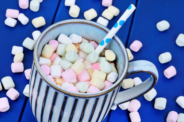 Chocolate quente com mini marshmallows coloridos — Fotografia de Stock