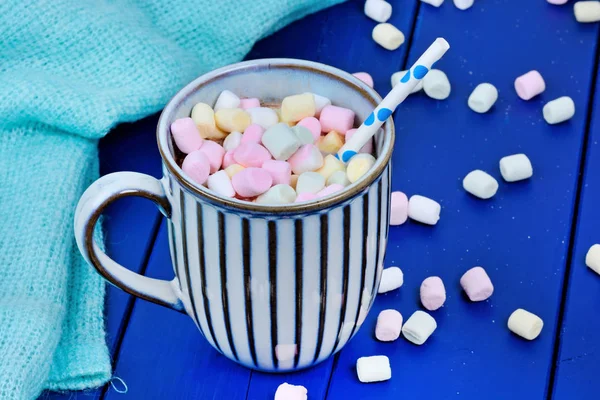 Chocolate quente com mini marshmallows bebida de inverno — Fotografia de Stock