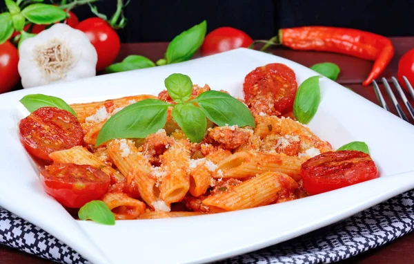 Těstoviny s rajčatovou omáčkou, parmezán a bazalka — Stock fotografie