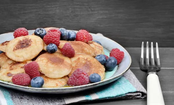 Pfannkuchen mit Beeren und Ahornsirup — Stockfoto