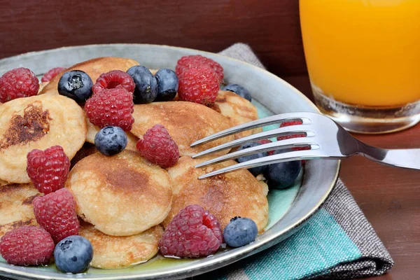 Pfannkuchen mit Beeren und Orangensaft auf Holztisch — Stockfoto