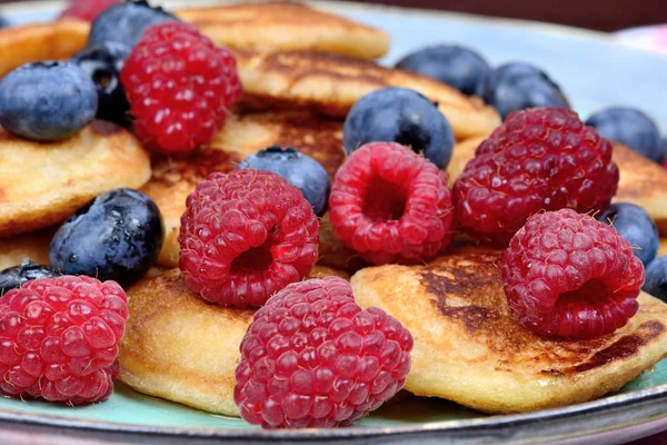 Pfannkuchen mit Ahornsirup und Beeren in einem Teller — Stockfoto