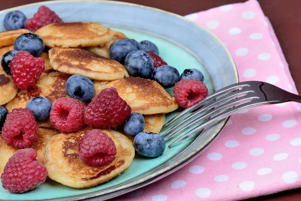 Crêpes au sirop d'érable et baies sur table en bois — Photo