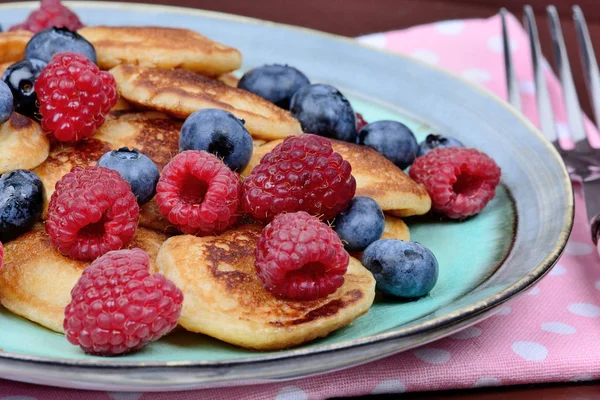 Délicieuses crêpes aux baies et sirop d'érable sur la table — Photo