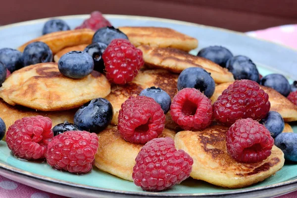 Leckere Pfannkuchen mit frischen Beeren und Sirup-Ahorn — Stockfoto