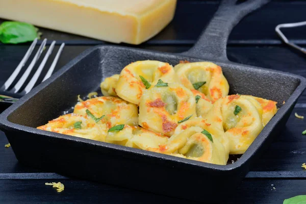 Italské tradiční tortellini těstoviny v pánvi — Stock fotografie