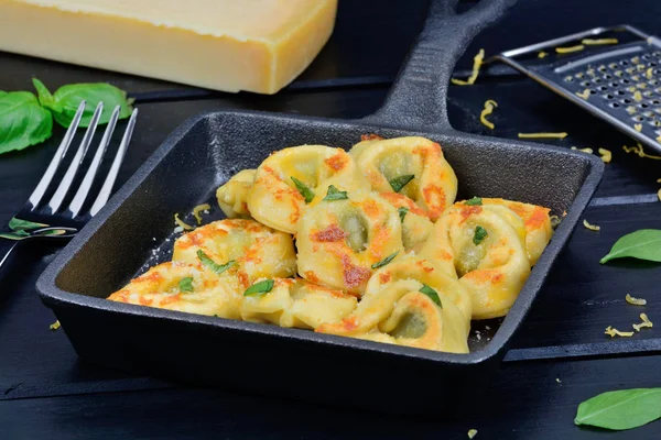 İtalyan geleneksel tortellini makarna — Stok fotoğraf