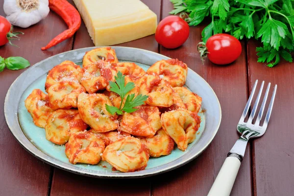 Italian traditional tortellini pasta in a plate on a brown wood table — Stock Photo, Image