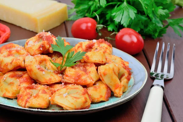 Tradiční italské tortellini těstoviny v talíři — Stock fotografie