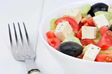 Masada bir kase peynir ile sebze salatası taze