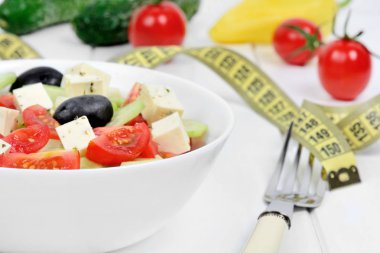 Bir ahşap masada santimetre ile bir kapta Sebze salatası