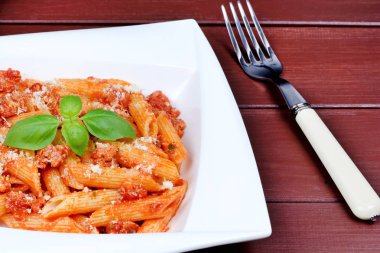 Bir tabakta domates sosu ve parmesan ile Penne 