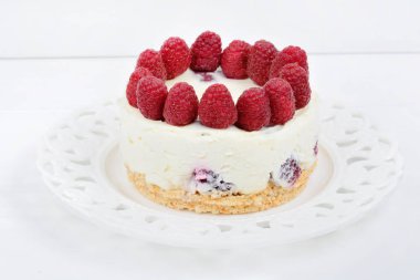 Beyaz çikolata ve ahududu ile Mini cheesecake