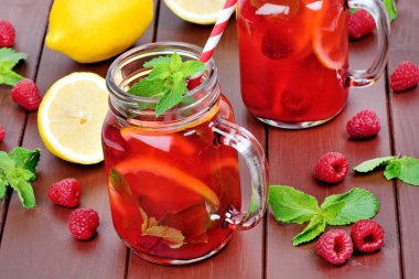 Masada bir kavanoz içinde ahududu limonata