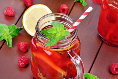 Masada bir kavanoz içinde ahududu limonata