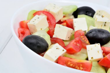 Bir kase peynir ile Taze sebze salatası 