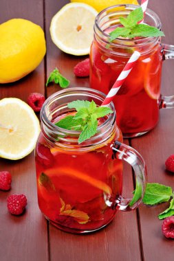 Bir kavanozda ahududu limonata