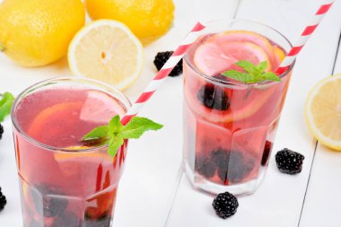 Ahşap masada bir bardak böğürtlen limonata