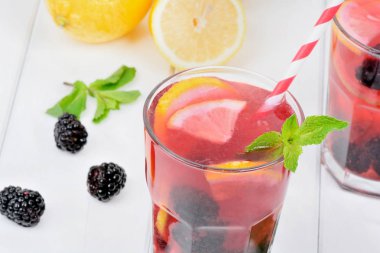 Ahşap masada bir bardak lezzetli böğürtlen limonata