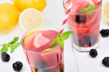 Bir bardak böğürtlen limonata