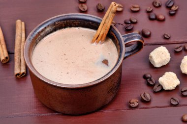 Bir ahşap masada bir vintage fincan tarçın sopa ile sıcak çikolata