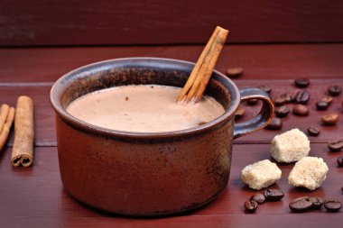 Tarçın çubuklu sıcak çikolata