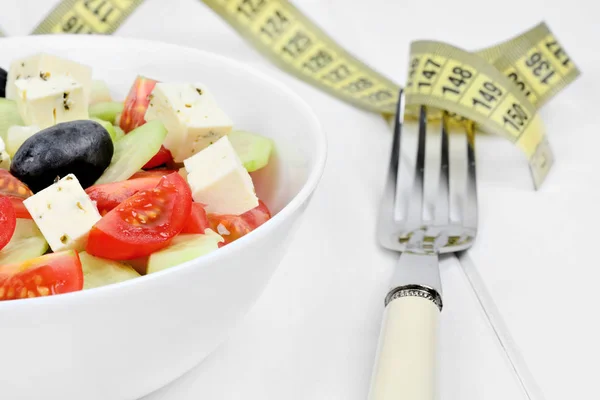 Insalata di verdure in una ciotola con centimetro — Foto Stock