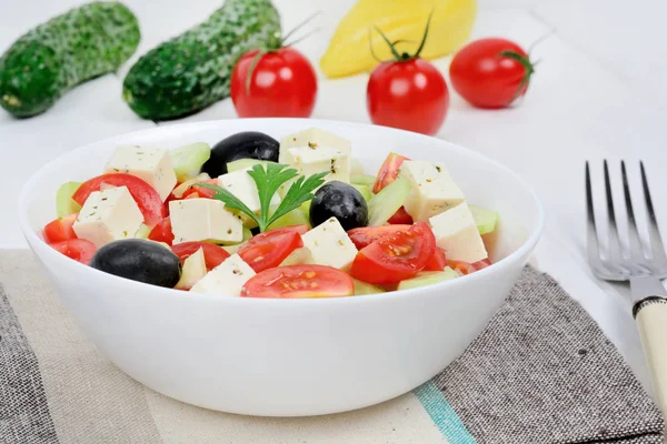 Insalata di verdure con formaggio in una ciotola — Foto Stock